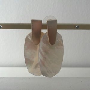 Kendra Scott Aragon Gold Drop Earrings in Ivory Pearl